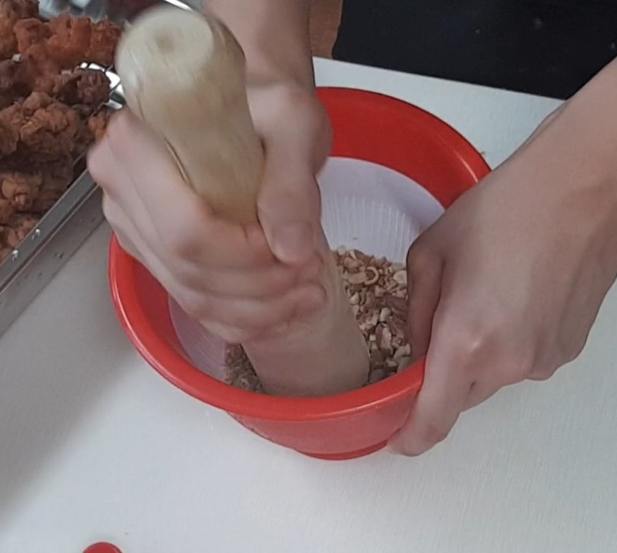 견과류 빻기