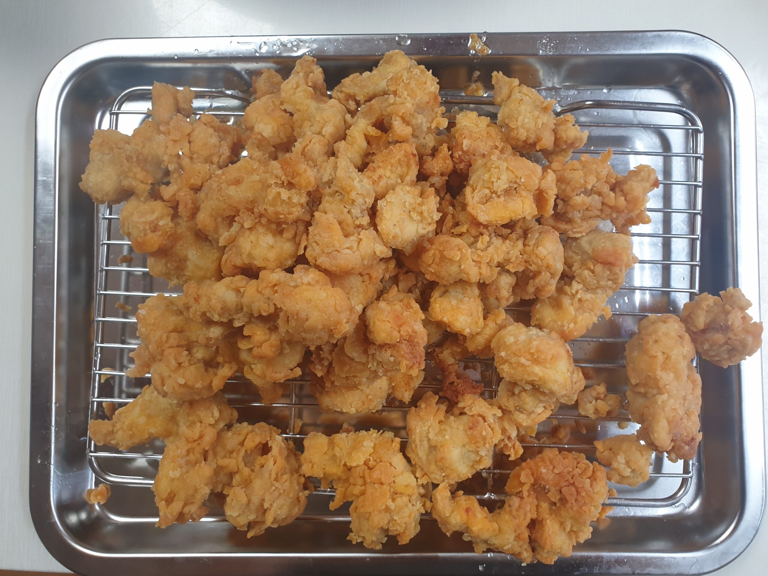 밀가루를 뭍인 치킨 scaled